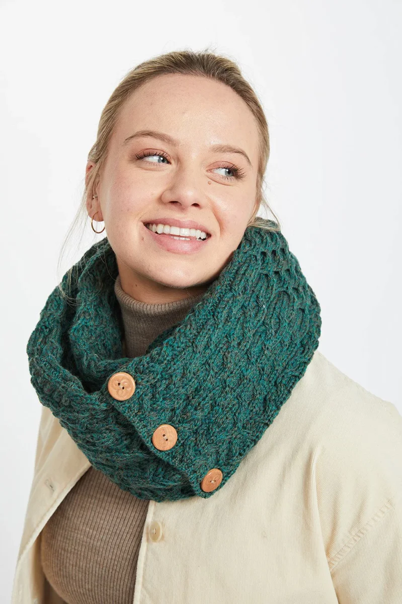 Aran Woollen Mills - A518 | merinowol colsjaal met knopen - Afbeelding 9