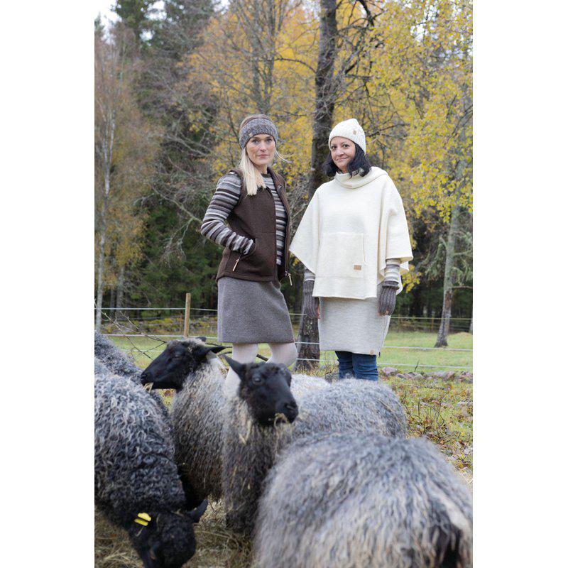 Ivanhoe Knitted in Sweden - NLS Humla | poncho van ongeverfde wol - Afbeelding 5